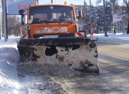 Улицы города чистят от снега около 70 единиц спецтехники