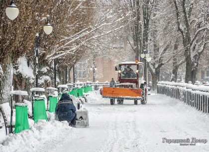 Около 90 единиц снегоуборочной техники работает на улицах города