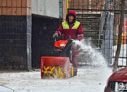 Более 1,5 тысячи дворников убирают снег в Харькове