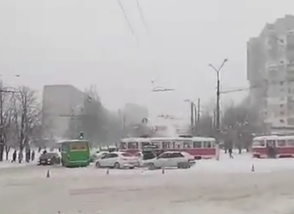 Утром на Салтовке «Лада» остановила движение трамваев (ФОТО)