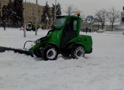 В Харькове продолжается уборка снега
