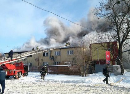 В Индустриальном районе вспыхнуло нежилое здание (Обновлено, ФОТО)
