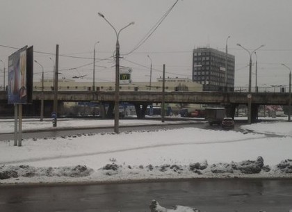 На мосту по проспекту Льва Ландау ограничено движение транспорта