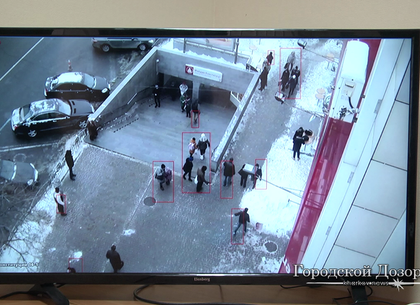 Сверхточные видеокамеры взяли под контроль площадь Конституции