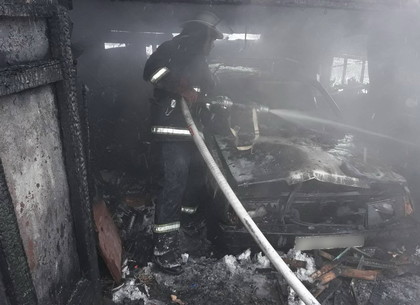 Под Харьковом в гараже сгорел автомобиль