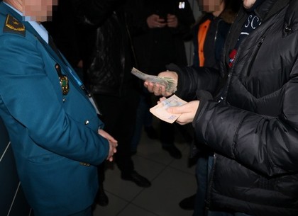 Таможенники харьковского аэропорта попались на взятках (ФОТО)