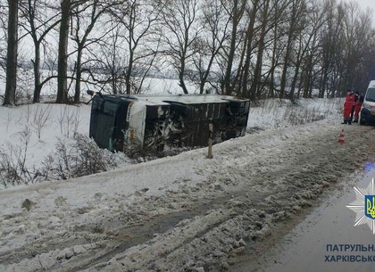 Порыв ветра опрокинул пригородный автобус под Харьковом