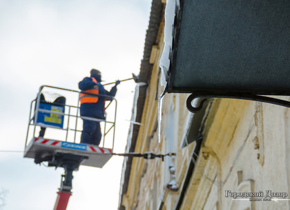 Около 50 бригад коммунальщиков убирают наледь с крыш домов
