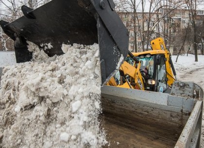 На улицах Харькова продолжается уборка снега