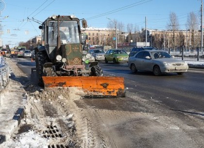 Коммунальщики продолжают убирать снег на улицах Харькова