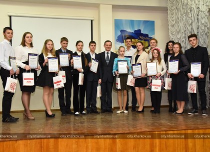 В Киевском районе вручили сертификаты стипендиатам городского совета