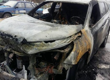 На парковке на Клочковской сгорели два автомобиля, еще два повреждены (ФОТО)