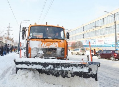 Дорожники выехали убирать снег на магистралях Харькова