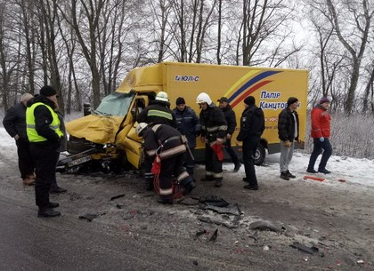 Под Харьковом столкнулись два микроавтобуса: пострадавшего водителя вырезали из салона спасатели (ФОТО)
