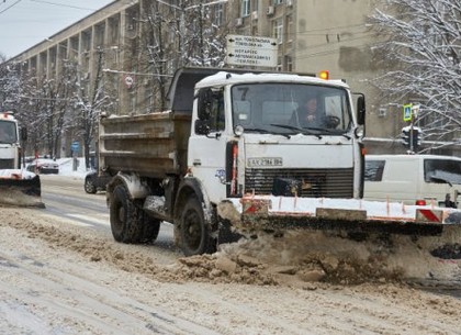 Коммунальщики убирают улицы Харькова
