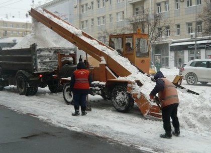 На улицах Харькова продолжают убирать снег