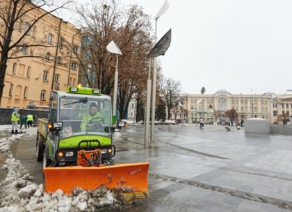 Выпавший снежок на улицах Харькова убирают пять десятков машин