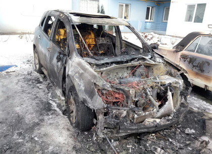 У подъезда дома на Алексеевке подожгли припаркованный внедорожник. Пострадали четырехколесные «соседи»