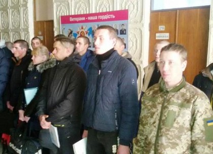 На Харьковщине отправили очередную группу контрактников в учебные центры Украины
