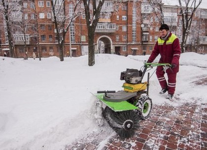Во дворах жилых домов снег убирают более 1,7 тысячи дворников