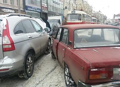 Две легковушки устроили затор на Московском проспекте