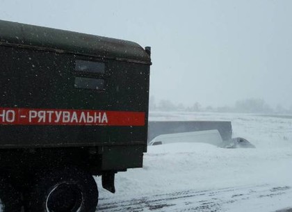 Спасатели вытаскивали машины скорых из снежных сугробов (ФОТО)