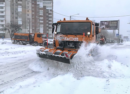 Коммунальщики Харькова, не прекращая, убирают снег