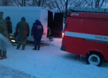 Спасатели вытащили из снежного заноса автомобиль волонтеров с грузом для бойцов АТО
