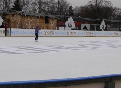 Каток в центре города продлил работу