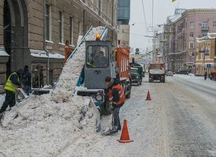 С харьковских улиц продолжают вывозить снег