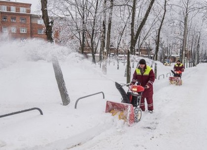 Тысячи дворников убирают снег во дворах жилых домов