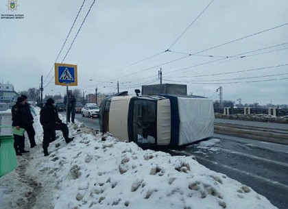 Возле Южного вокзала перевернулась «газель»