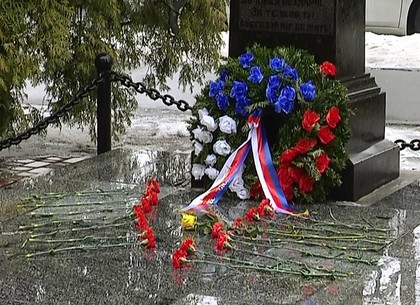 Возле Харьковской областной больницы почтили память погибших во время Второй мировой войны