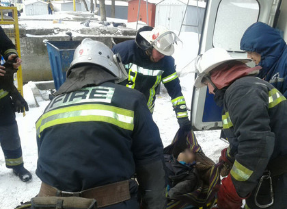Пожарные по автолестнице лезли на восьмой этаж, чтобы спасти 81-летнего мужчину