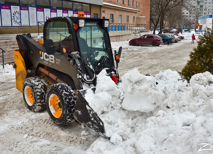 Коммунальщики Харькова вышли на борьбу со снегом