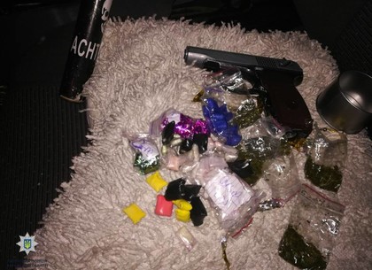 В автомобиле нарушителя нашли пистолет и наркотики