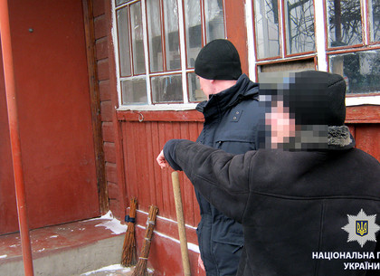 На Харьковщине двое мужчин ограбили пенсионерку