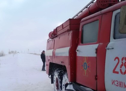 Харьковские спасатели продолжают вытаскивать машины из снежного плена