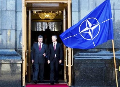 Порошенко: Украина планирует вступить в НАТО в течение 10 лет
