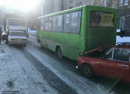 На Холодной Горе – масштабное ДТП с маршруткой, грузовиком и двумя легковушками: пострадавших госпитализировали (ФОТО)