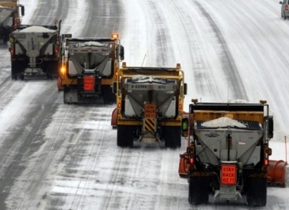 В регионе продолжают убирать снежные переметы на дорогах