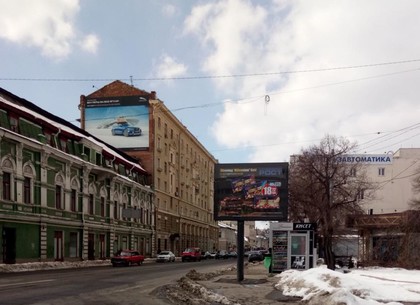 Рекламный щит посреди тротуара демонтируют по распоряжению Кернеса (ФОТО)