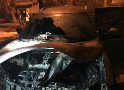 В Харькове ночью сгорела иномарка