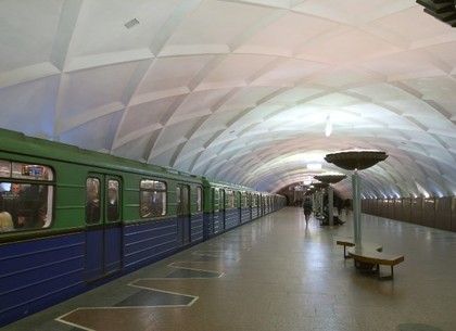 В харьковском метро пожилого мужчину ударило зеркалом