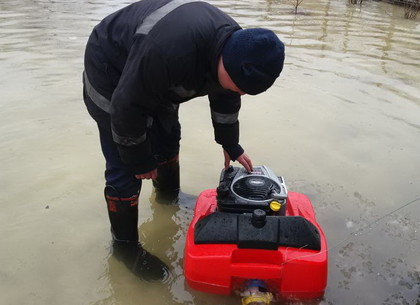 Новобаварский район: спасатели помогают коммунальщиккам преодолеть последствия паводка