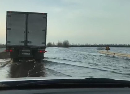 Вода затопила участки трассы Киев-Харьков