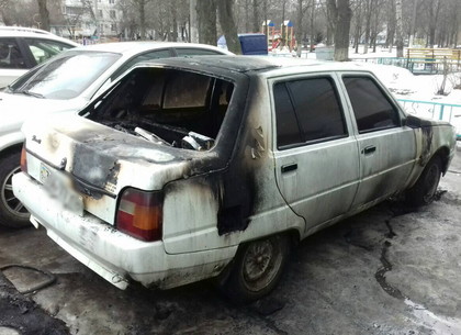 На Салтовке горел легковой автомобиль