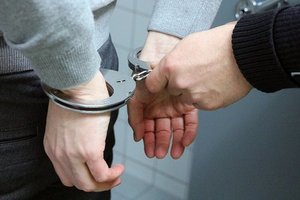 Суд арестовал подозреваемого в изнасиловании пенсионерки и ее внучки