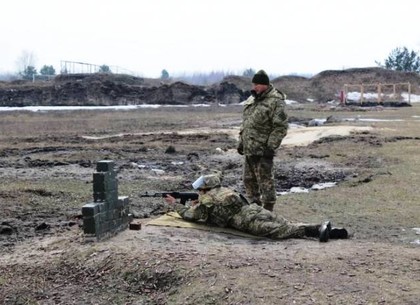 Под Харьковом резервистам выдали стрелковое оружие (ФОТО)
