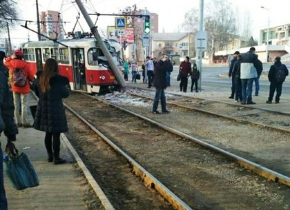В Харькове трамвай влетел в столб (ФОТО)